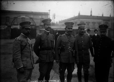 Alberto T. Rasgado acompañado de militares, retrato de grupo