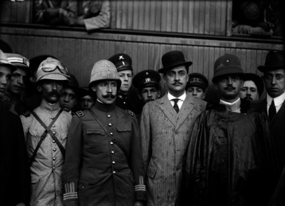 Joaquín Mass acompañado de otros militares, retrato de grupo