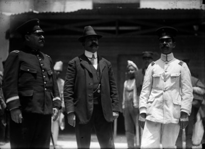 Militares durante el embarque de sus tropas, retrato de grupo