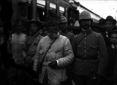 Ignacio Morelos Zaragoza acompañado de militares y civiles, retrato de grupo