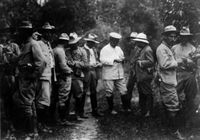 Alvaro Obregón con otros militares revolucionarios