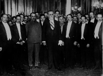 Venustiano Carranza y miembros de su gabinete durante las felicitaciones del H. Cuerpo Diplomático en Palacio Nacional
