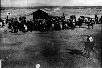 Revolucionarios a caballo realizan una expedición por la frontera