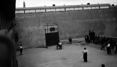 Diputados de la XXVI legislatura participando en una corrida de toros ficticia durante su estadía en la penitenciaría del D.F.