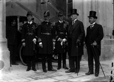 Diplomáticos y militares en la entrada a un edificio, retrato de grupo
