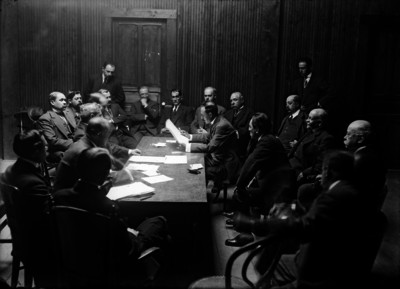 Políticos revisando documentos en una sala