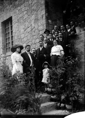 Félix Díaz, su esposa y políticos en una casa, retrato de grupo
