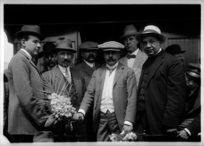 Félix Díaz y funcionarios en el cabus de un ferrocarril, retrato de grupo