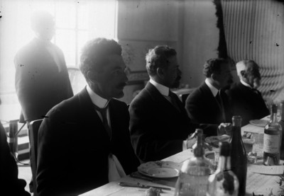 José María Lozano, Manuel Garza Aldape y funcionarios en un banquete