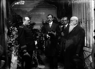 José Vasconcelos con otros funcionarios durante ceremonia ante la tumba de Vicente Guerrero