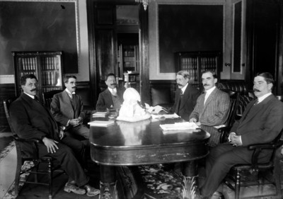 Funcionarios en una sala de juntas, retrato de grupo