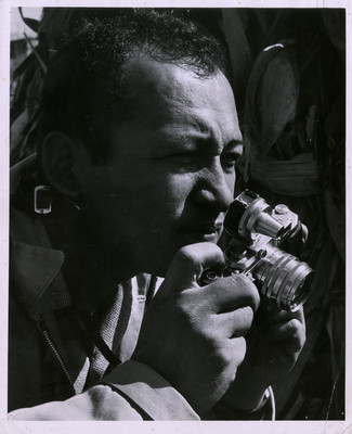 Nacho López con cámara fotográfica