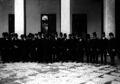 Funcionarios en el patio de un edificio, retrato de grupo