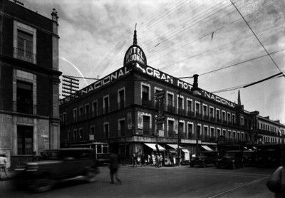 Vida cotidiana fuera del "Gran Hotel Nacional" esquina de Calle Corregidora, vista general
