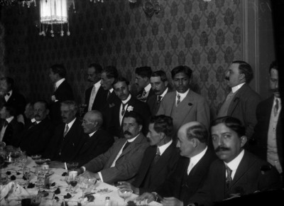 Victoriano Huerta, Felipe Mier, Aureliano Blanquet, Félix Díaz, Manuel Mondragón y periodistas oaxaqueños durante banquete en el Café Colón