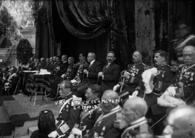 Victoriano Huerta con miembros de su gabinete durante la ceremonia del 5 de Mayo en la rotonda de Chapultepec