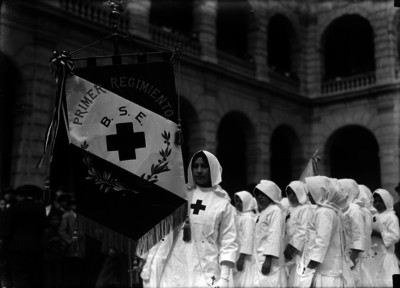 Contingente de enfermeras del primer regimiento B.S.E. en patio de un edificio