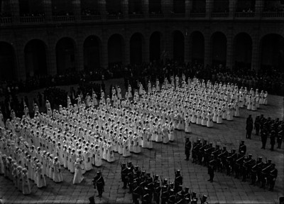 Enfermeras y cadetes durante ceremonia en los patios de Palacio Nacional