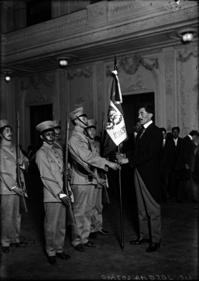 José María Lozano abanderando a cadetes
