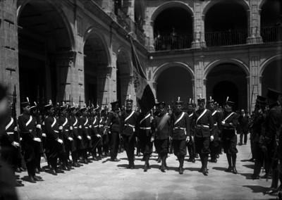 Cadetes de la Escuela Preparatoria Nacional portan la bandera dutrante una ceremonia militar