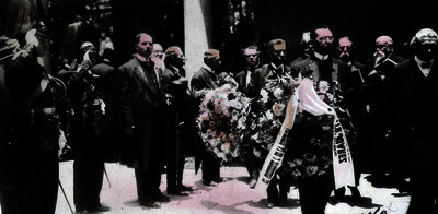 Francisco Carbajal dirgiéndose a depositar una ofrenda floral ante la tumba de Benito Juárez