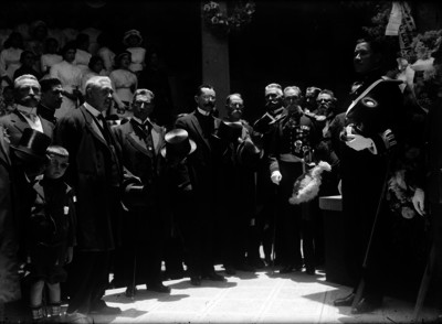 Francisco Carbajal, J. Refugio Velasco y otros funcionarios durante la ceremonia a Juárez en el Panteón de San Fernando