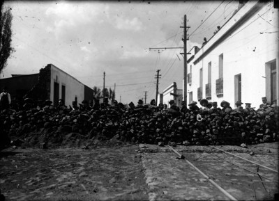 Revolucionarios atrincherados en medio de una calle