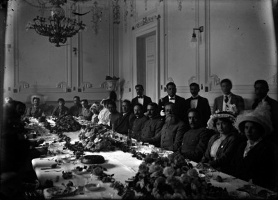 Venustiano Carranza con familiares y jefes consitucionalistas durante un banquete en Palacio Nacional