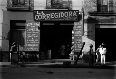 Hombres en la "Tlapalería La Corregidora"