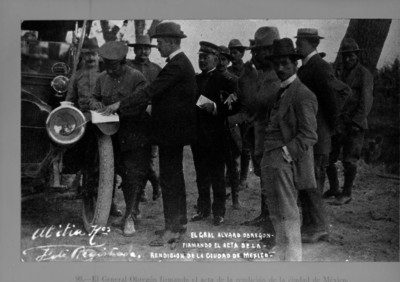 El Gral. Alvaro Obregón firmando el acta de la rendición de la ciudad de México