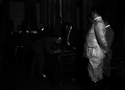 "Eduardo Hay firmando" la bandera de la Convención de Aguascalientes