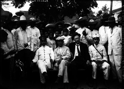 "Cándido Aguilar" junto a hombres "el día que los americanos salieron del puerto de Veracruz", retrato de grupo