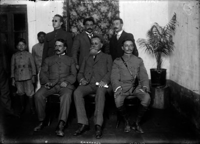 Venustiano Carranza acompañado por convencionistas, retrato de grupo