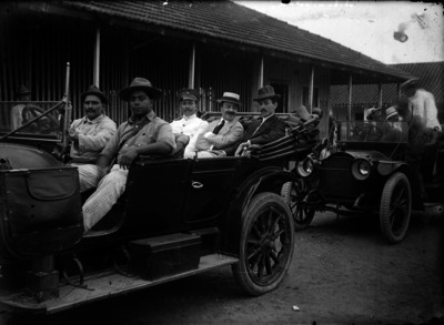 Cesáreo Castro y su comitiva en un automóvil