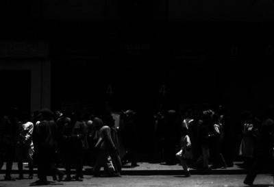 Gente observa fotografías expuestas fuera del Estudio "Casasola fots", calle Ayuntamiento 4