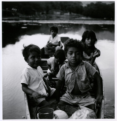 Niños abordo de una canoa, retrato de grupo