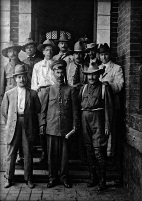 Federico Montes y Cesáreo Castro junto a periodistas, retrato de grupo