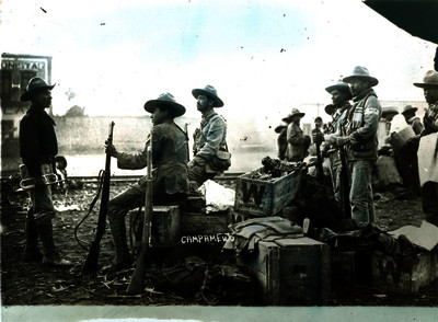 Tropas del general Obregón esperan la llegada de tren