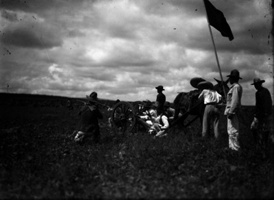 Combatientes con armamento y artillería en campo de batalla