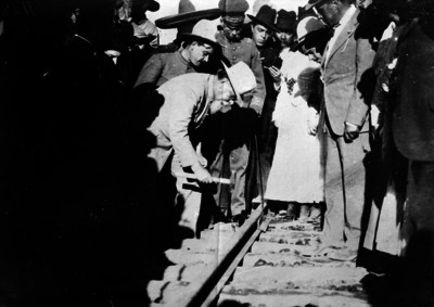 Venustiano Carranza coloca el primer clavo para el ferrocarril de Guadalajara a Chamela