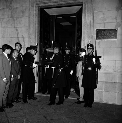 Cadetes custodian la Constitución de 1814 al salir de salón