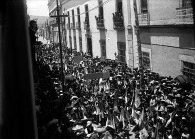 Manifestantes queretanos en adhesión del Primer Jefe por la Expedición Punitiva