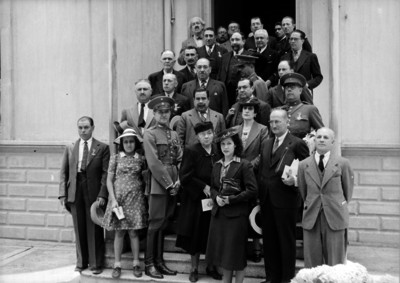 Constituyentes acompañados por sus familiares, exterior de la Casa de Carranza, retrato de grupo
