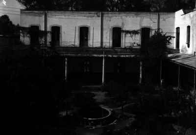 Fuente en el jardín de una casas habitación