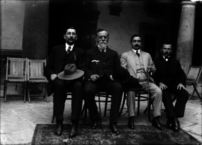 Venustiano Carranza acompañado por diputados constituyentes, retrato de grupo