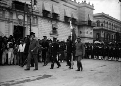 Venustiano Carranza y escolta militar en ceremonia de entrega de banderas