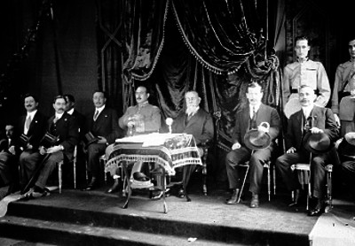 Carranza y miembros de su gabinete presidien la ceremonia de la Rotonda de Chapultepec
