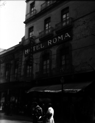 Vida cotidiana frente al Hotel Roma