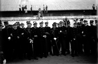 Cadetes del Colegio Militar en azotea de edificio