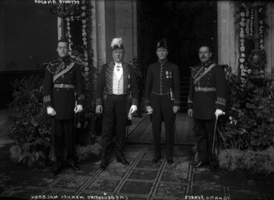 Manuel Malbrán con militares a la entrada del Palacio Nacional